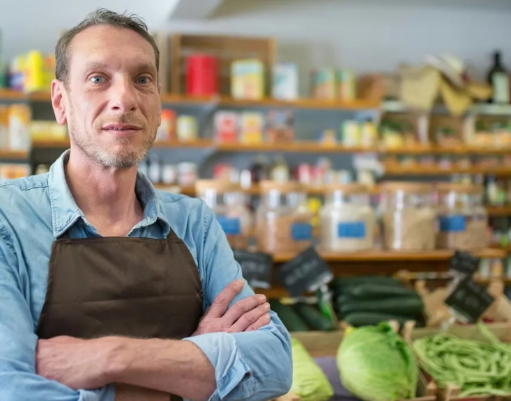 Een arrogante vrouw bespotte me omdat ik als caissière in een supermarkt werkte – enkele minuten later werd het een van de belangrijkste dagen van mijn leven.